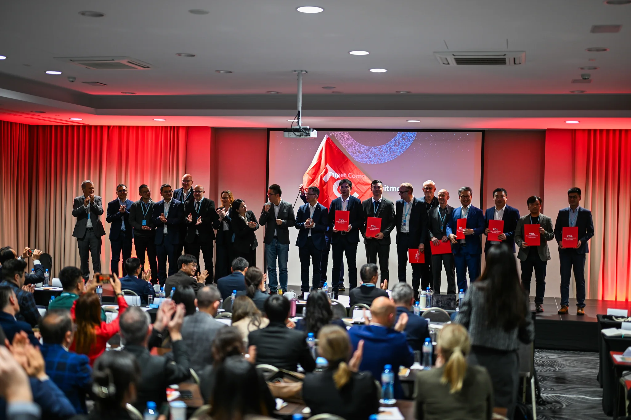 Uczestnicy konferencji TCL EUBG na scenie