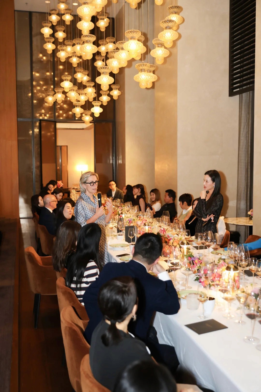 BW Event 360 策劃的精緻私人晚宴，於備有奢華吊燈的高級會所場地舉行。
