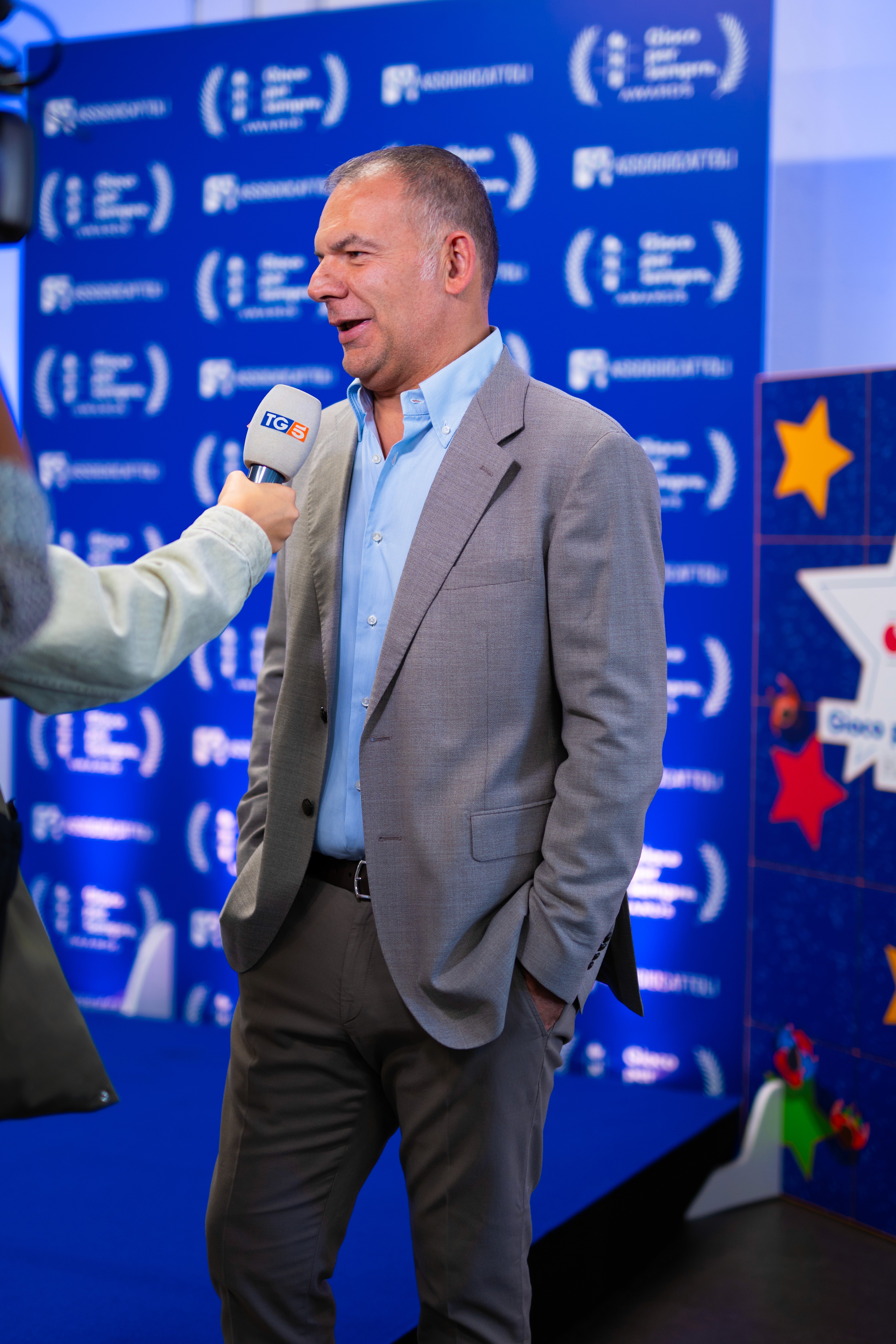 people near TAj Mahal