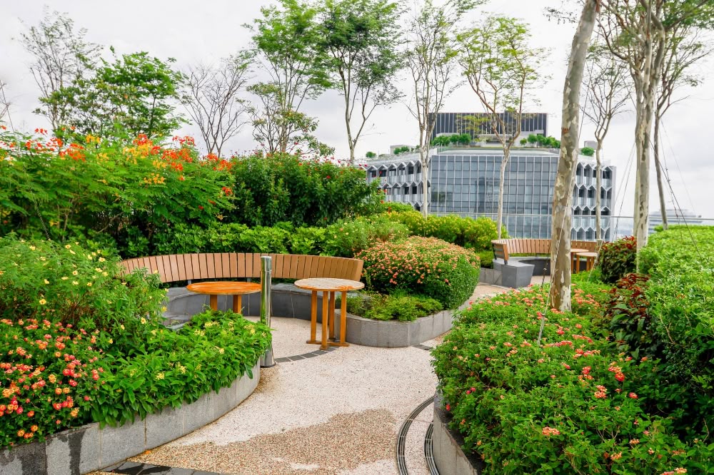 商場室內地台工程：現代購物中心亮面雲石地磚，展示專業商業裝修及優質地台物料效果。