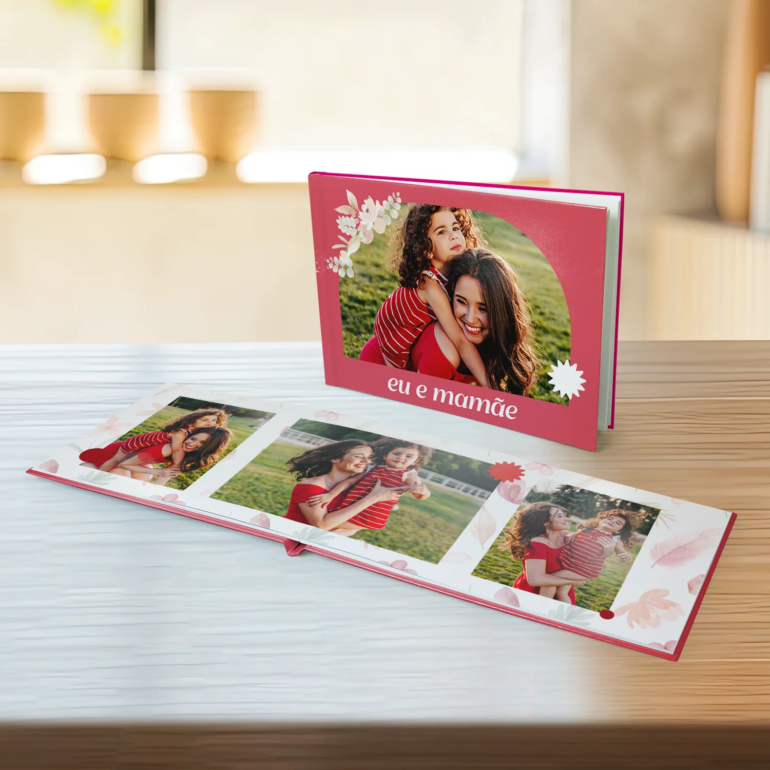 Pessoa segurando fotolivro com foto de mulher sorrindo ao ar livre, com a frase “Eu amo o Norte” escrita no canto da imagem