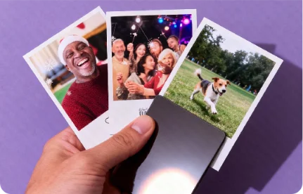 Pessoa segurando foto de mãe sorrindo com dois filhos, colada em mural cheio de lembranças afetivas