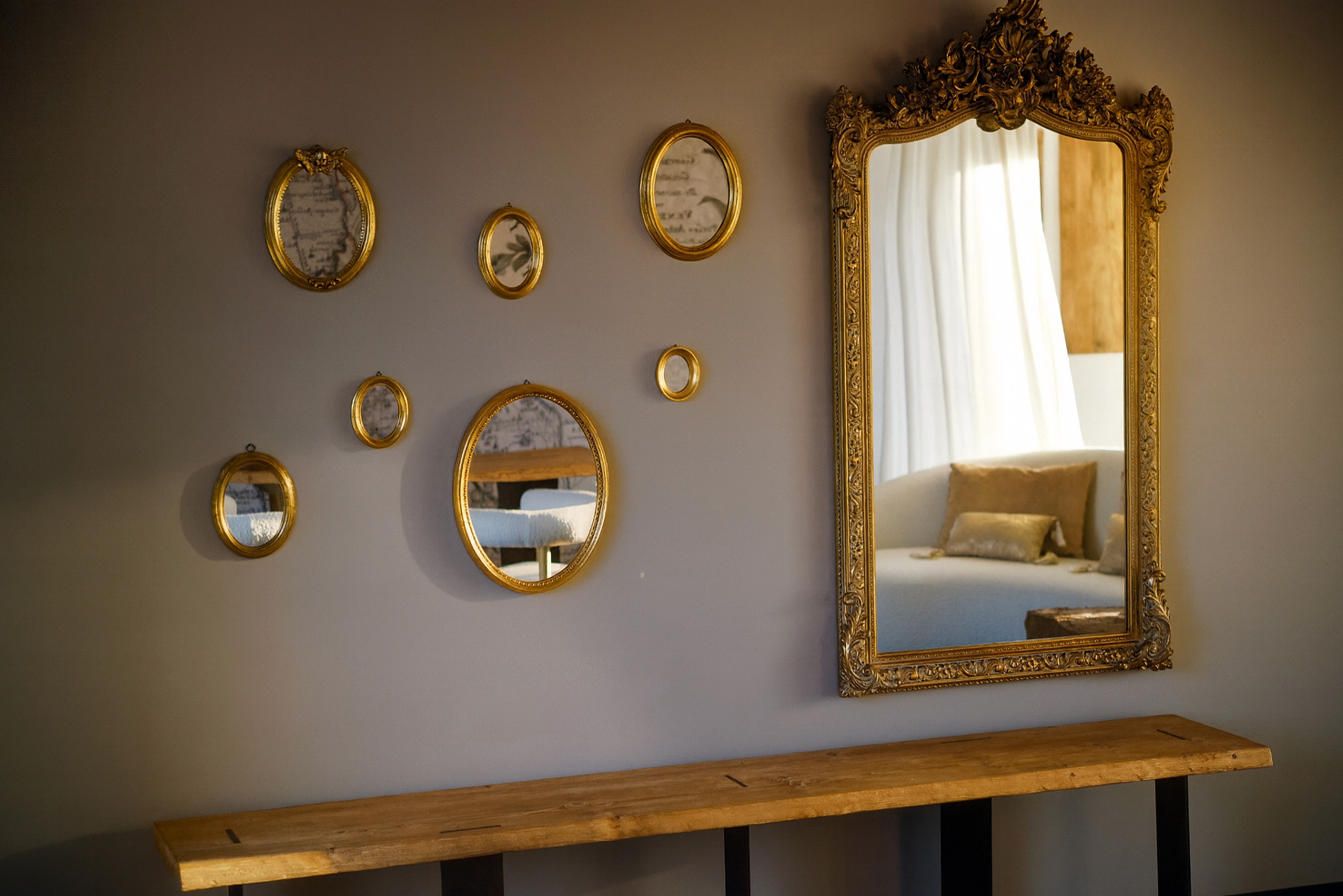 immagine di una parete decorata da specchi