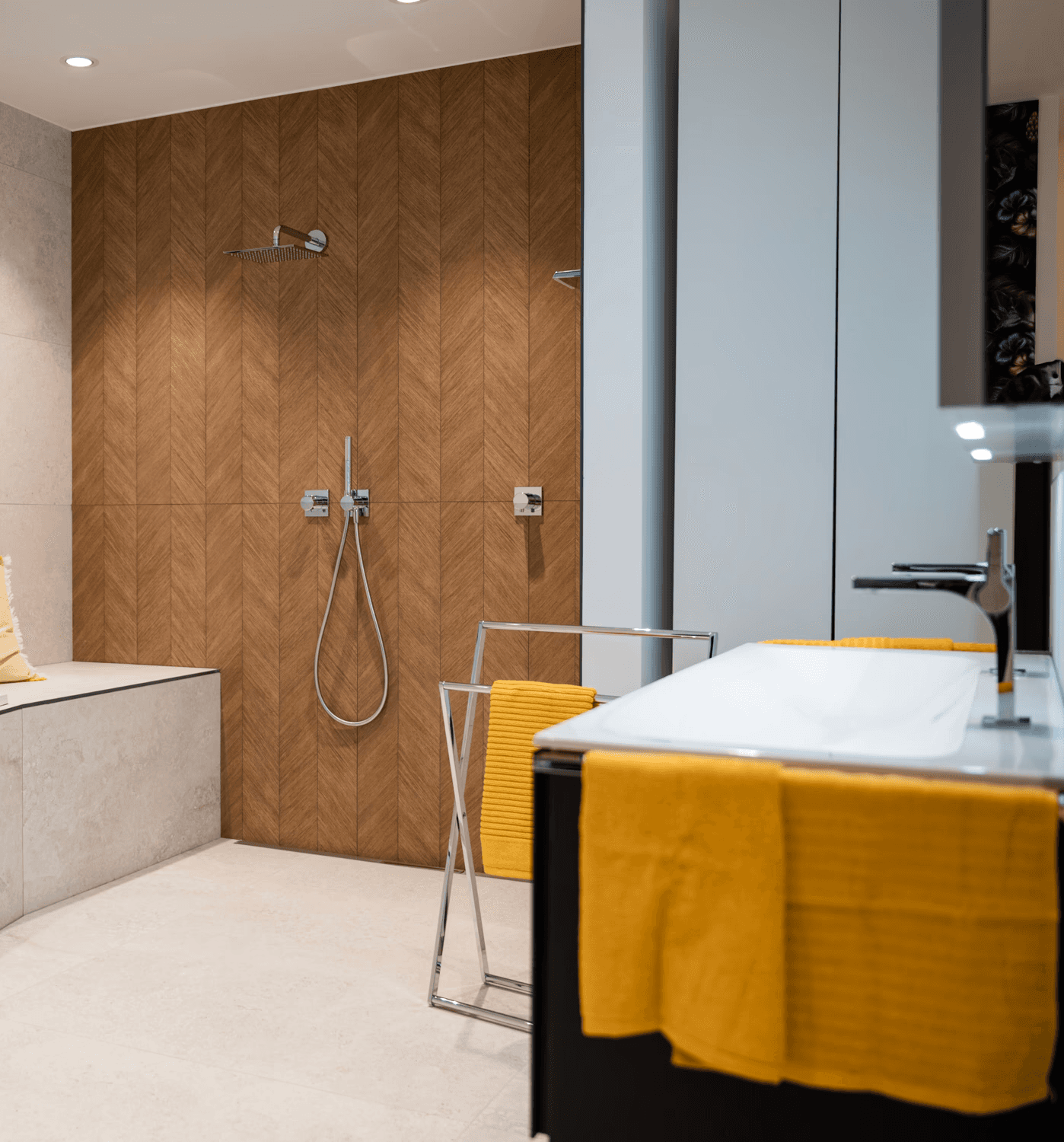 Barrierefreies Bad Nürnberg – bodengleiche Dusche mit Haltegriffen und barrierefreier Badewanne nach DIN 18040 – Bedel Bad