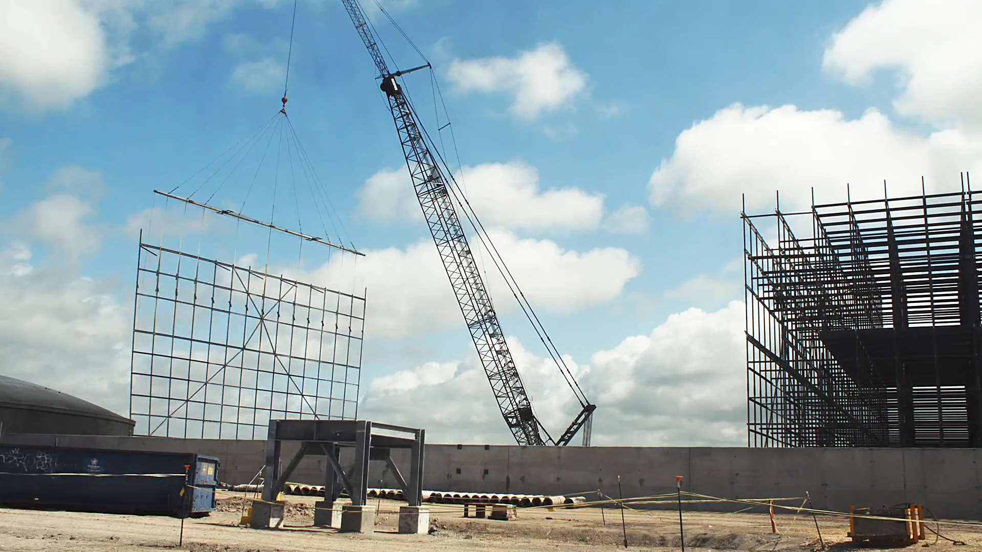 A banksman guiding a crane lift in a VR scenario