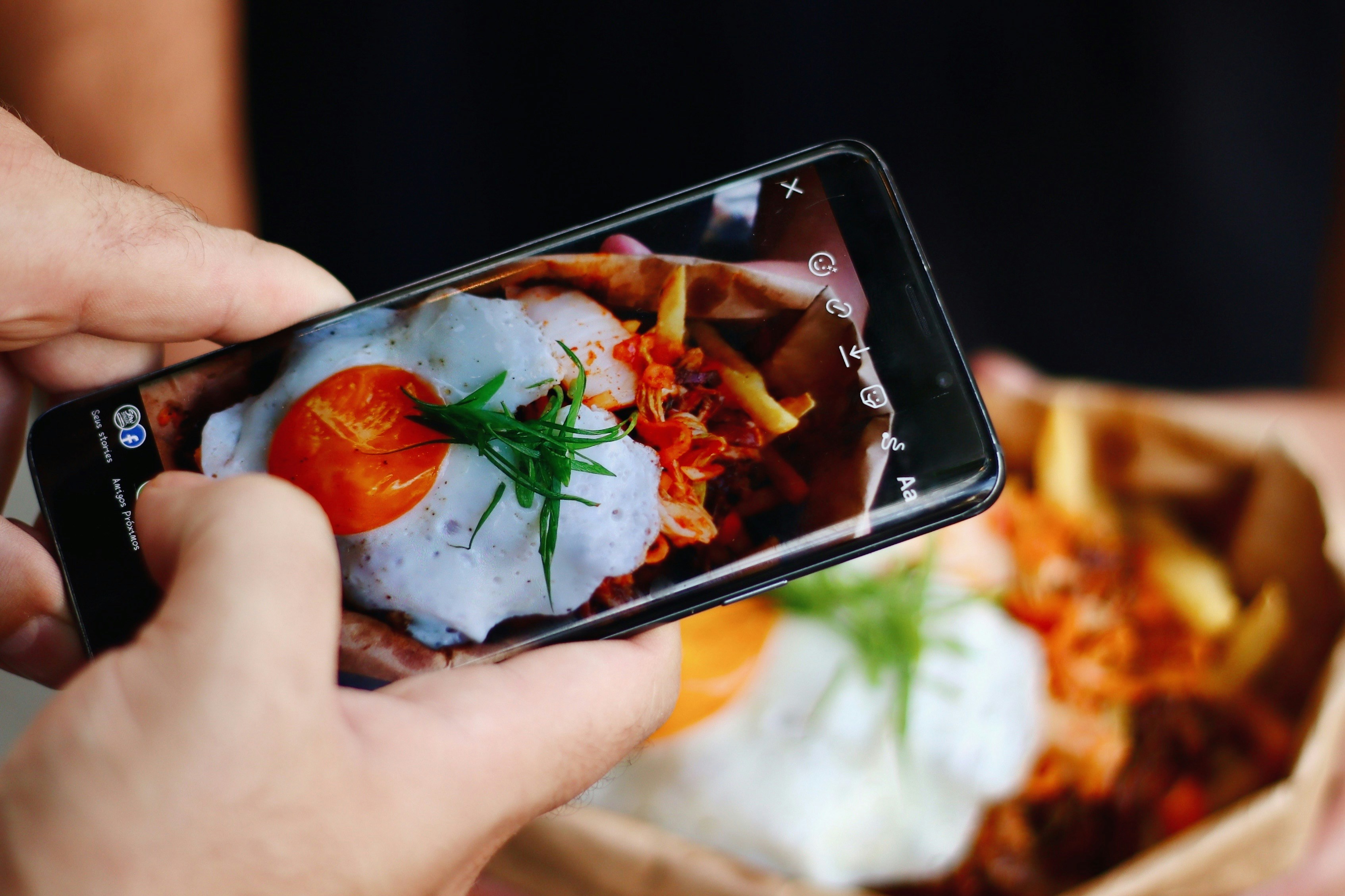 MyFitnessPal vs. Lifesum; Photo by Nathana Rebouças on Unsplash