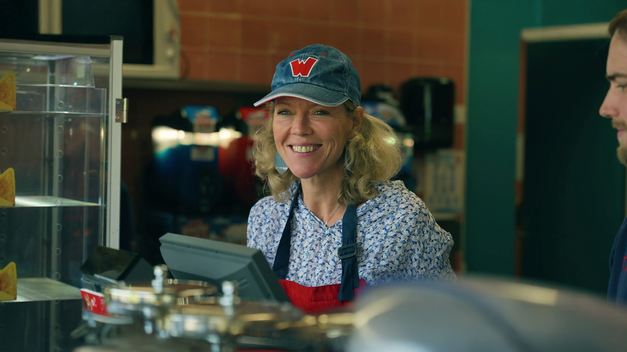 Clementine Barzin avec sa casquette de Walibi lors des Estivales du MR à Walibi