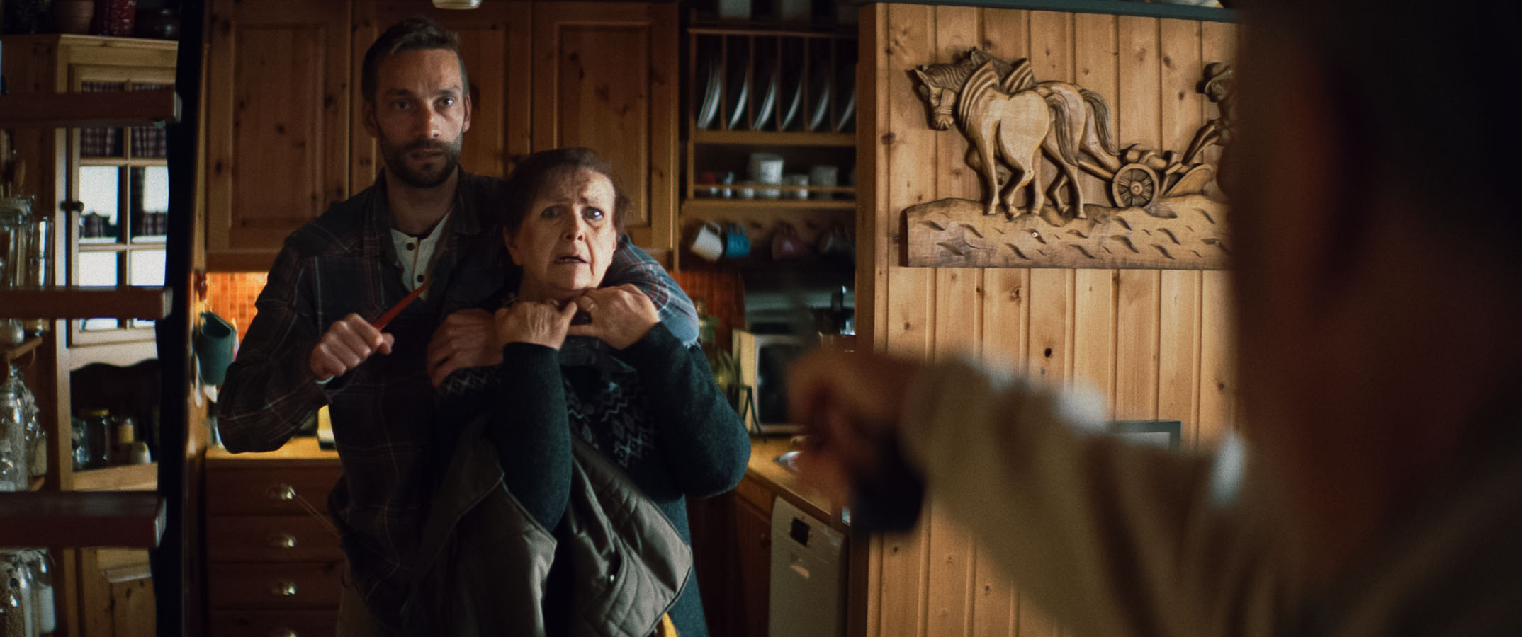 Vikin or Cold Echoes film scene where the stranger take a hostage in a wild icelandic house