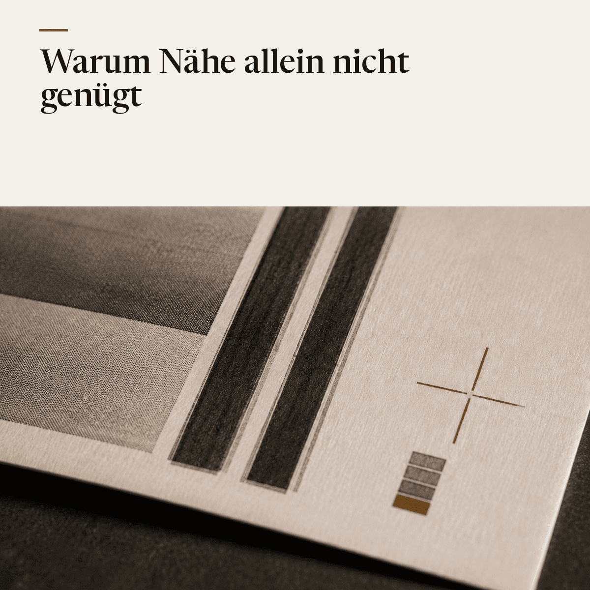 Eine gedruckte Seite, deren Ebenen allmählich aus dem Register geraten, während eine feste Passermarke die Abweichung sichtbar macht.