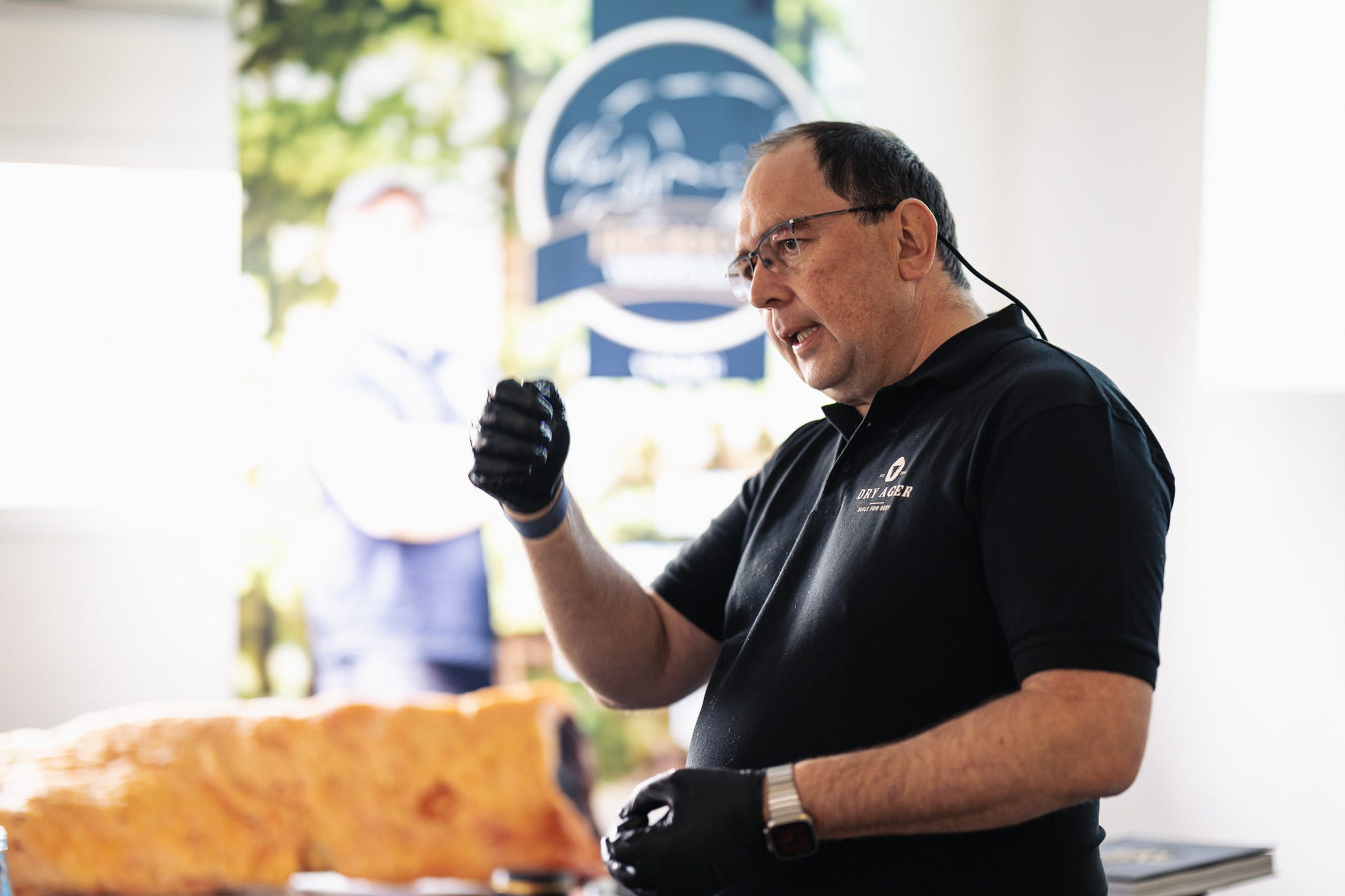 Ronny Paulusch erläutert ein Fleischprodukt bei einer fachlichen Demonstration