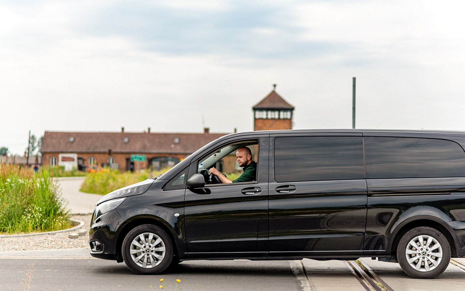 Furgone vicino all'ingresso di Auschwitz, parte di un tour guidato con trasferimenti.