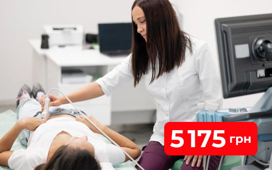 Гінеколог робить УЗІ пацієнтці