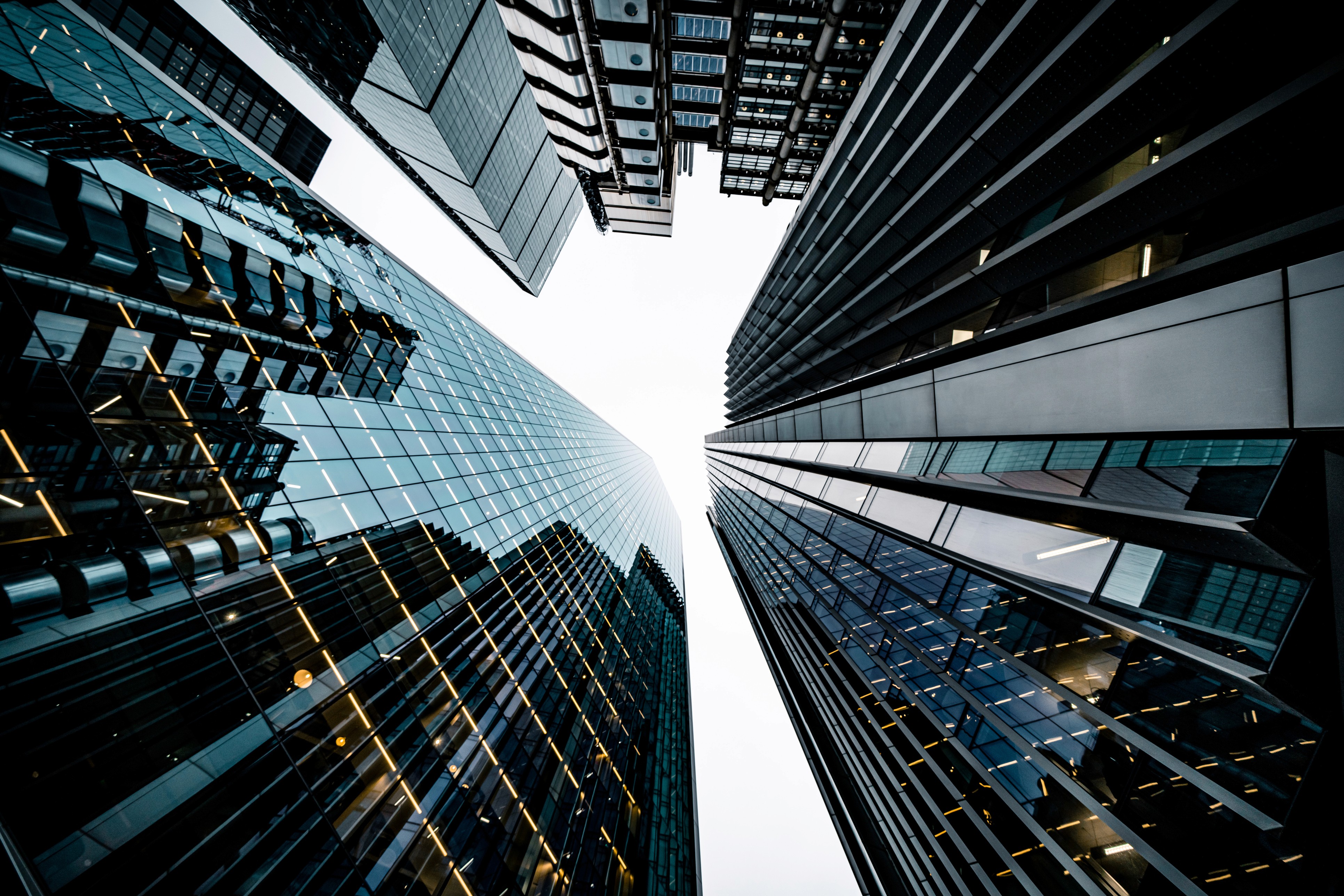 Edifícios vistos de baixo para cima