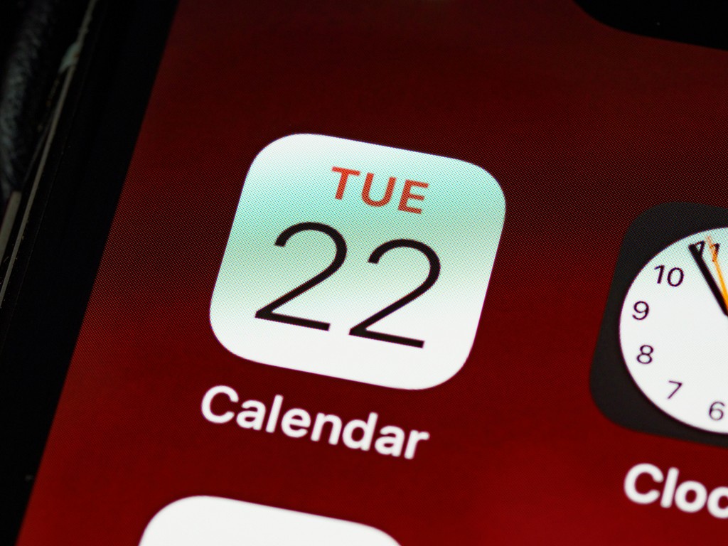 A close-up of a digital calendar app on a smartphone screen, representing a newcomer to Canada tracking important 2026 CRA payment dates for the Canada Child Benefit (CCB) and GST/HST credit.