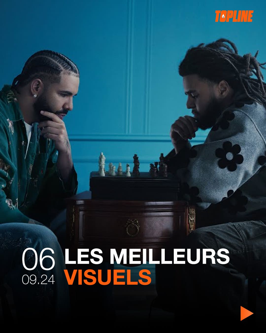 Exemple de post pour les réseaux sociaux du média TopLine, titré 'LES MEILLEURS VISUELS'. L'image présente les rappeurs Drake (à gauche, pull vert à motifs, chaînes) et J. Cole (à droite, dreadlocks, pull gris à motifs floraux) en train de jouer aux échecs, créant une ambiance de confrontation et de stratégie. Le jeu d'échecs au centre et les couleurs sombres (bleu et gris) renforcent l'aspect visuel de qualité (cinématique). Ce post est conçu pour l'analyse des meilleurs clips et visuels de la semaine, illustrant l'expertise de Nux-Studio en direction artistique, graphisme digital et création de contenu d'analyse pour le rap et la musique urbaine.