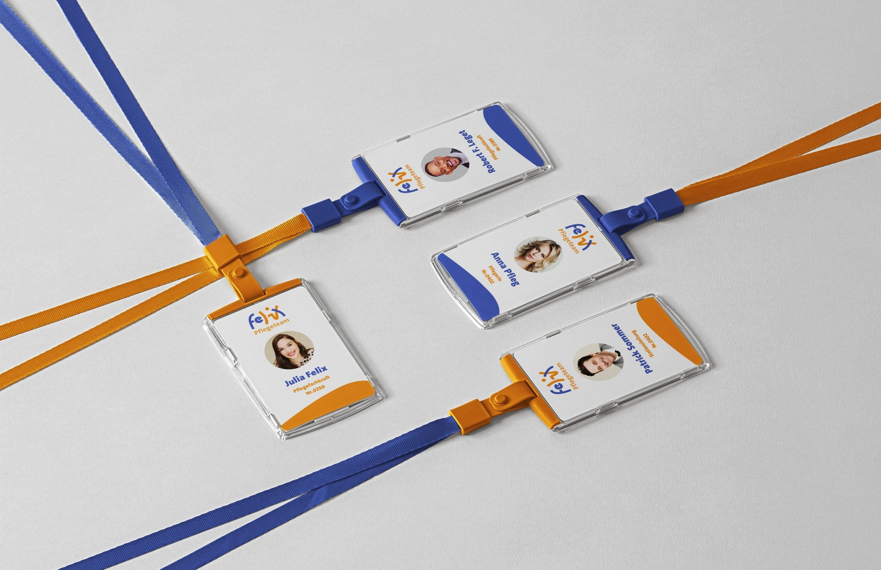 Felix Pflegeteam Namensschild Mockup: vier Mitarbeiter-Badges mit Foto, Name und Funktion an blau-orangen Lanyards