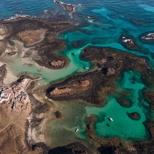 洛博斯岛:科拉雷霍往返渡轮 + 小型巡游 + 富埃特文图拉 1 杯饮品票