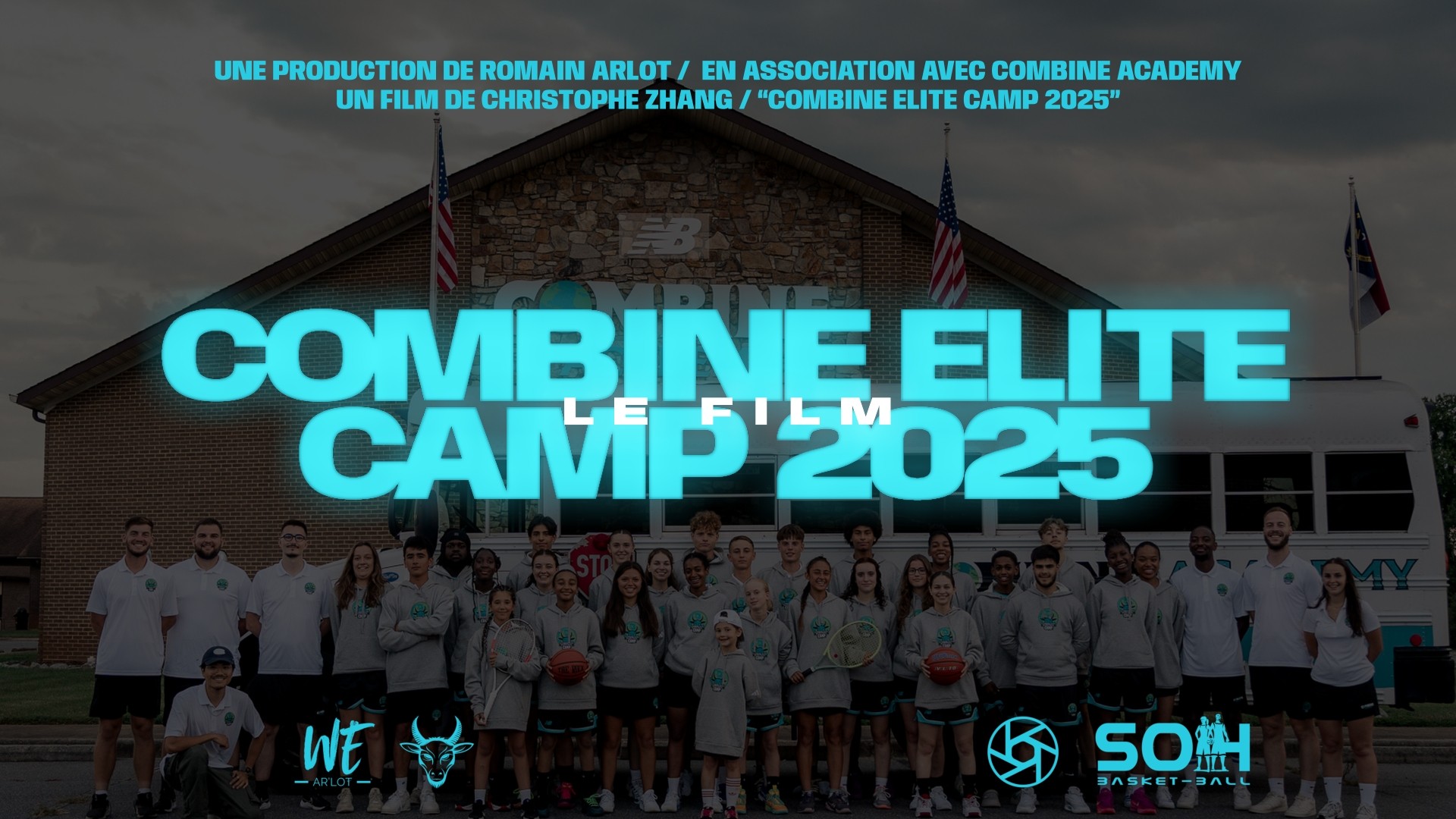 Groupe de jeunes athlètes devant le bâtiment de la Combine Academy pour le film Combine Elite Camp 2025.