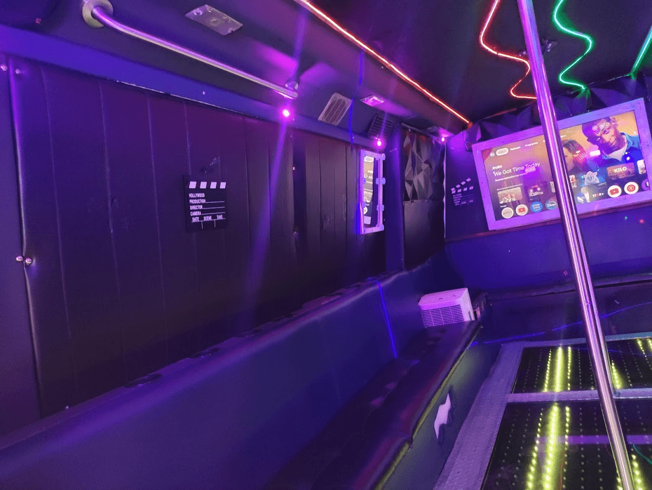 Interior de Limo Party Bus negro en Monterrey de noche estacionado para evento de quinceaños