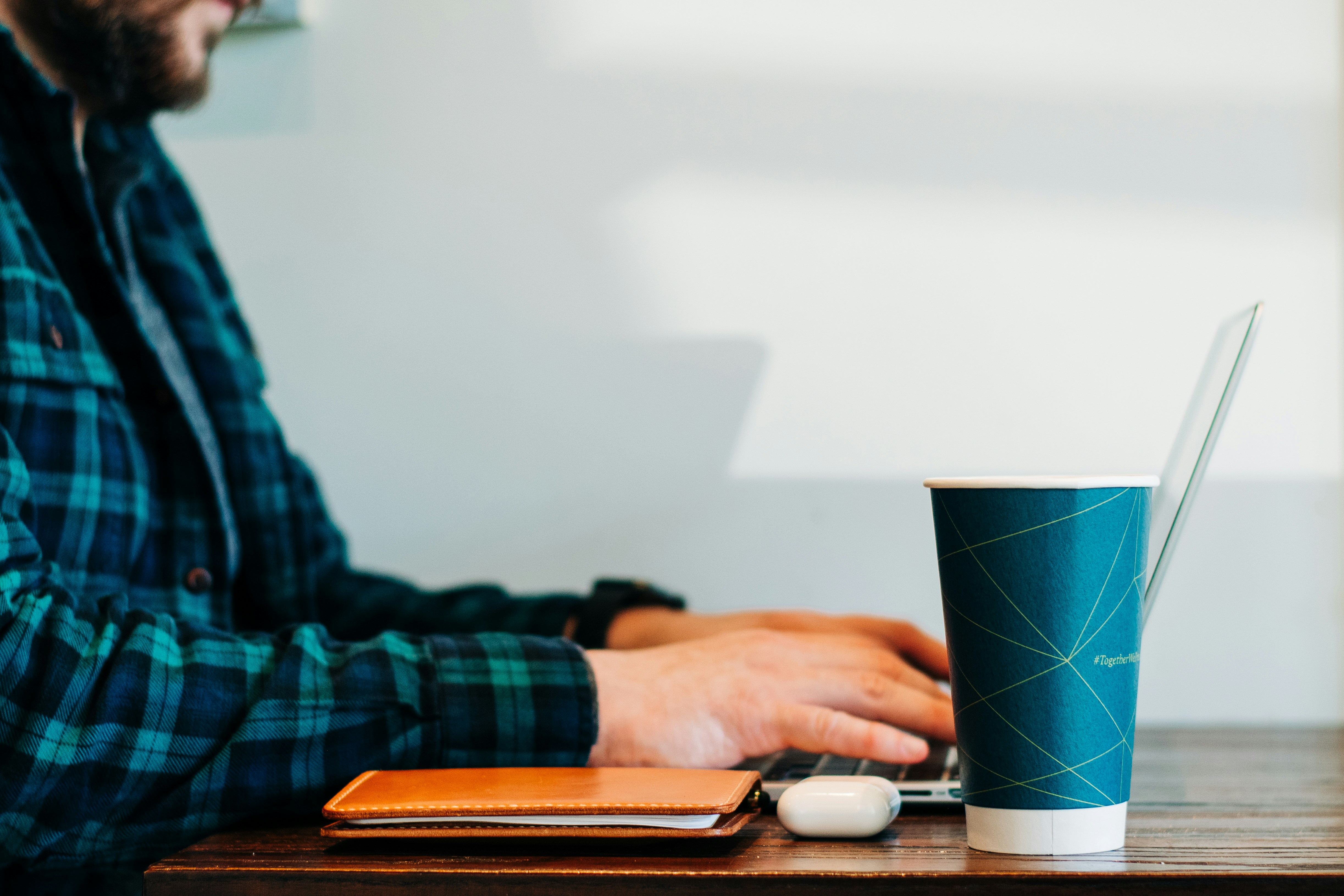 man in coffee shop using Vidpro