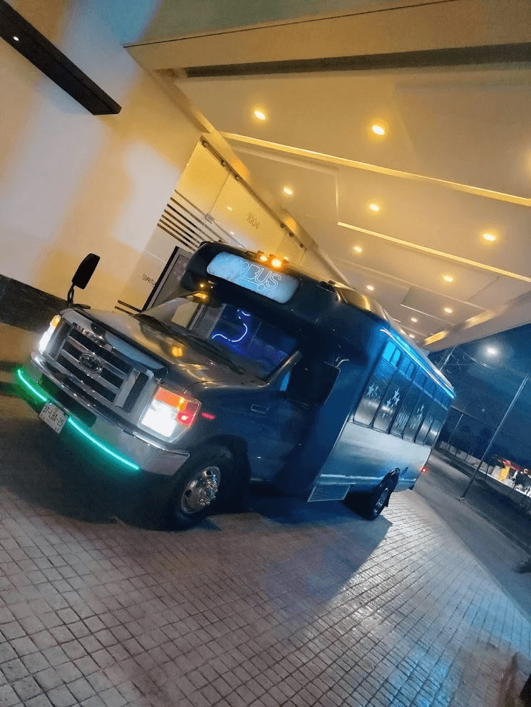 Limo Party Bus azul en Monterrey estacionado para evento de quinceaños