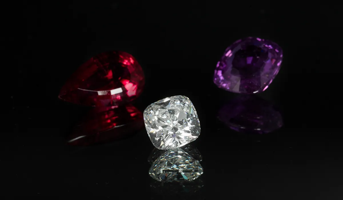 Diamant et pierres de couleur sélectionnés pour des créations de haute joaillerie