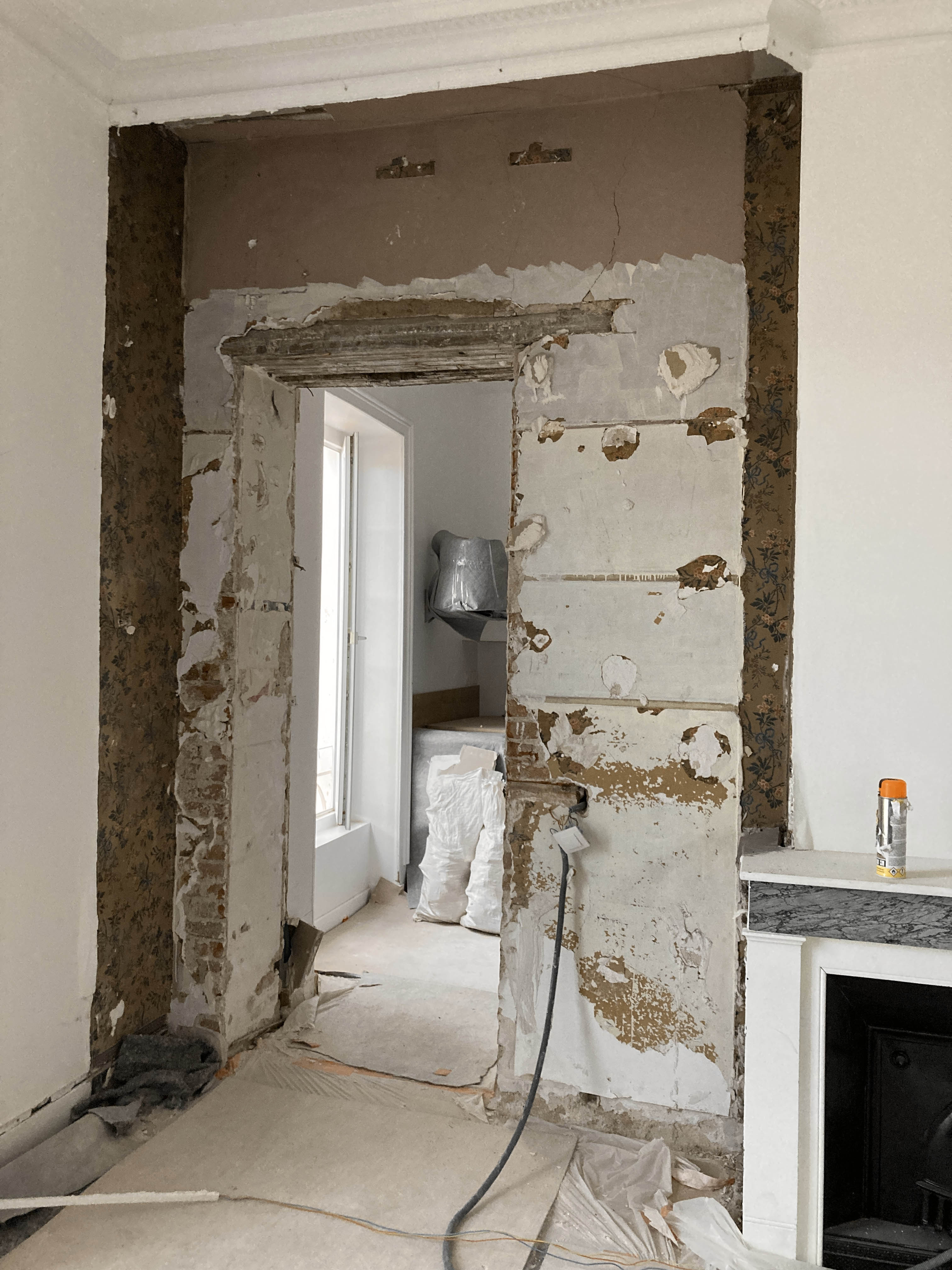 Photo de l'ouverture du mur porteur pendant les travaux.