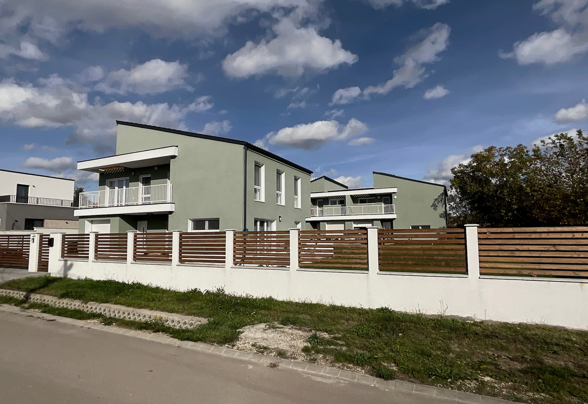 háromlakásos családi ház