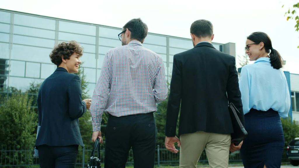 Moderne Pflegeheim-Gebäude mit Garten – Symbolbild für OpCo-PropCo-Strukturen