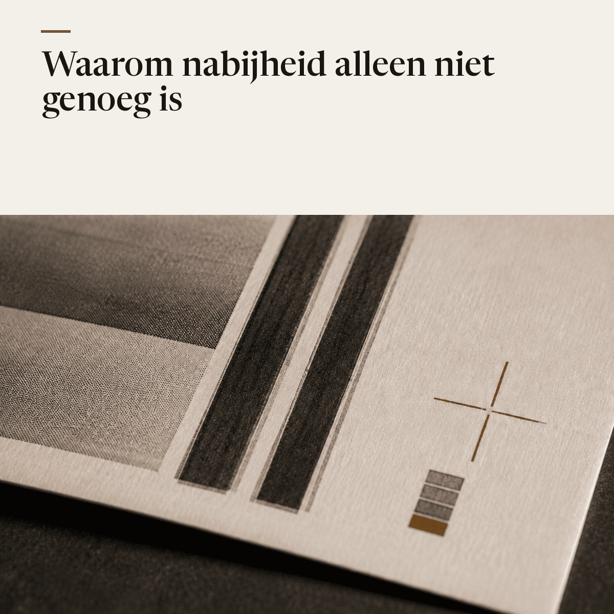 Een gedrukte pagina waarvan de lagen geleidelijk uit register schuiven, terwijl een vast paskruis de afwijking zichtbaar maakt.