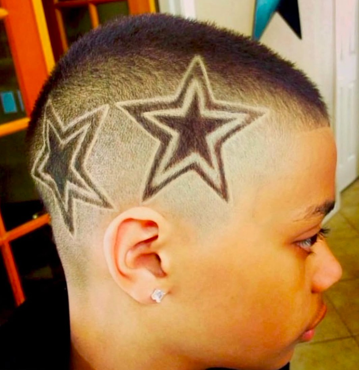 Star-shaped part design with a clean buzz fade, perfect for creative and bold men’s hairstyles.