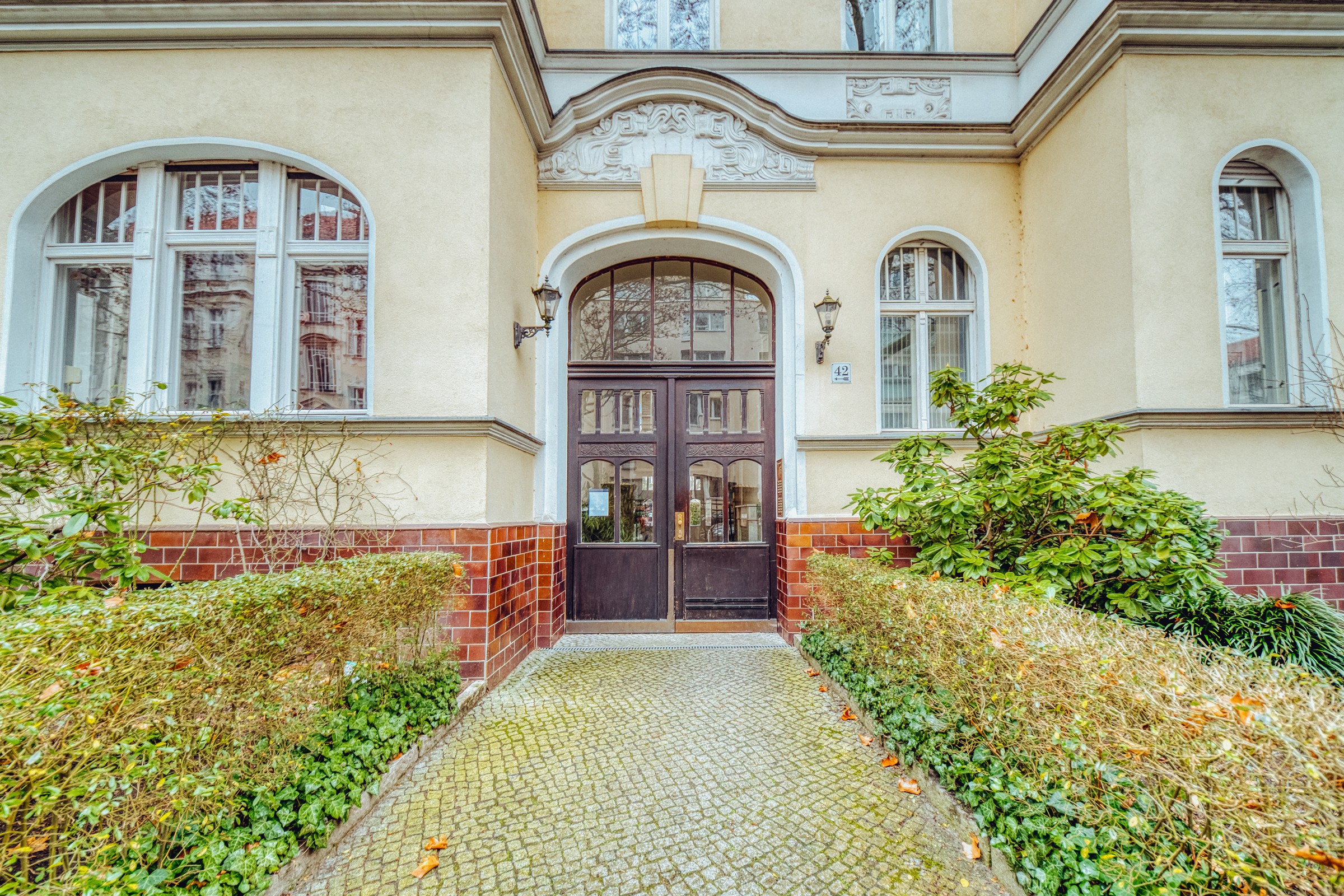 Außenansicht des Gebäudes, Hauseingang, Eigentumswohnung, Altbauwohnung, Schöneberg Berlin Immobilienfotografie
