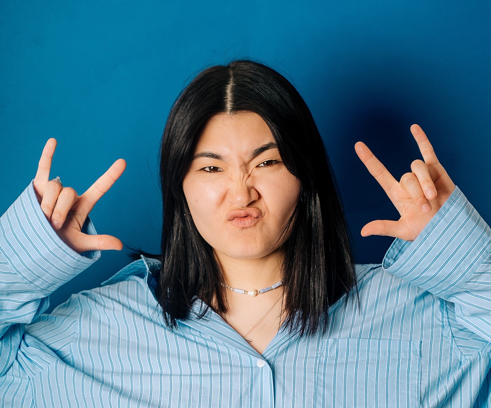 Teammitglied des Druzi-Projekts posiert für das Foto und zeigt das „Cool“-Zeichen.