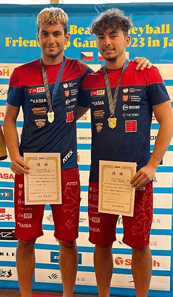 Jan Žídek a Šimon Bambas na stupni vítězů jako zlatí na Deaf Beach Volleyball Friendship Games v Japonsku.