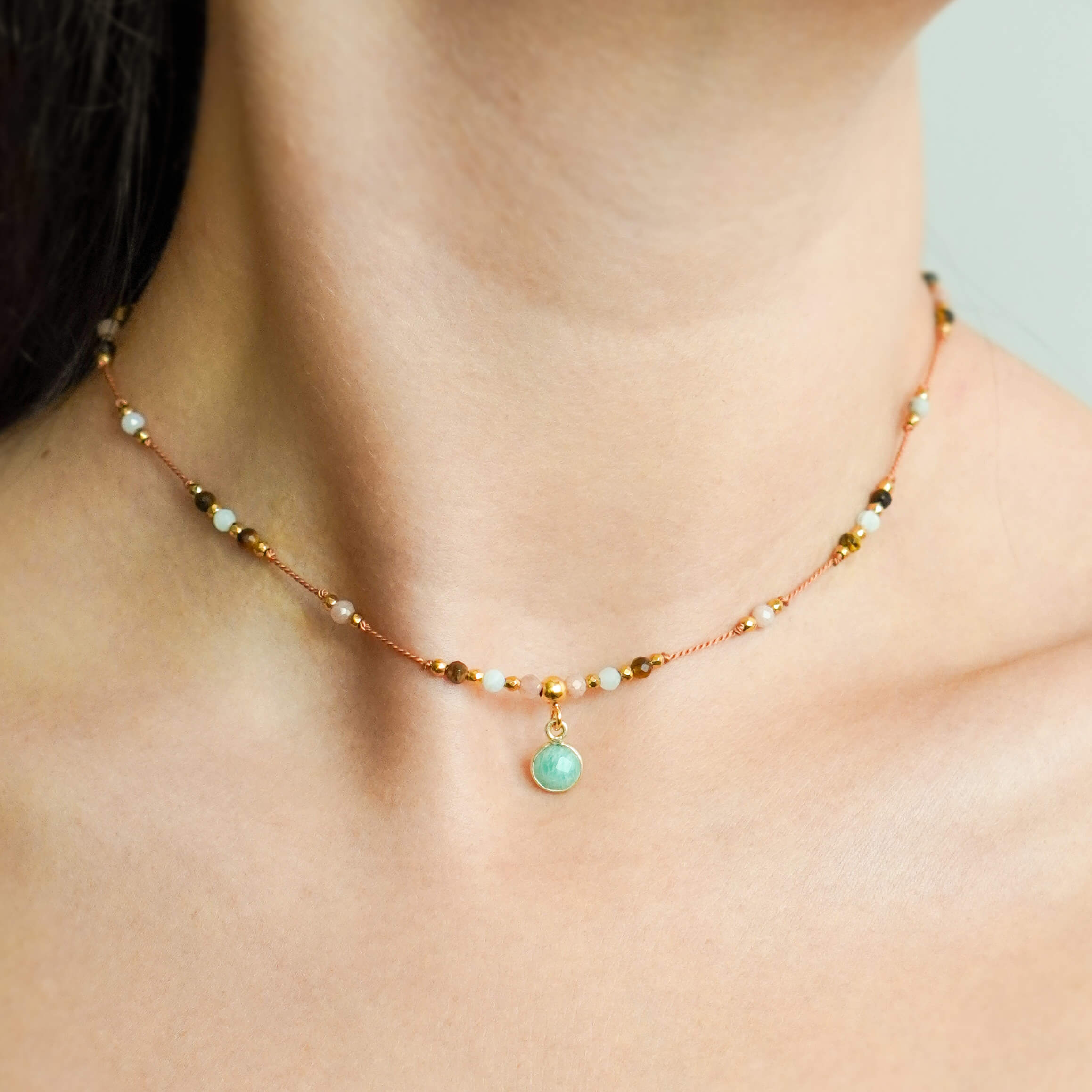 Delikatny naszyjnik boho z kamieni naturalnych na camelowym sznurku jedwabnym