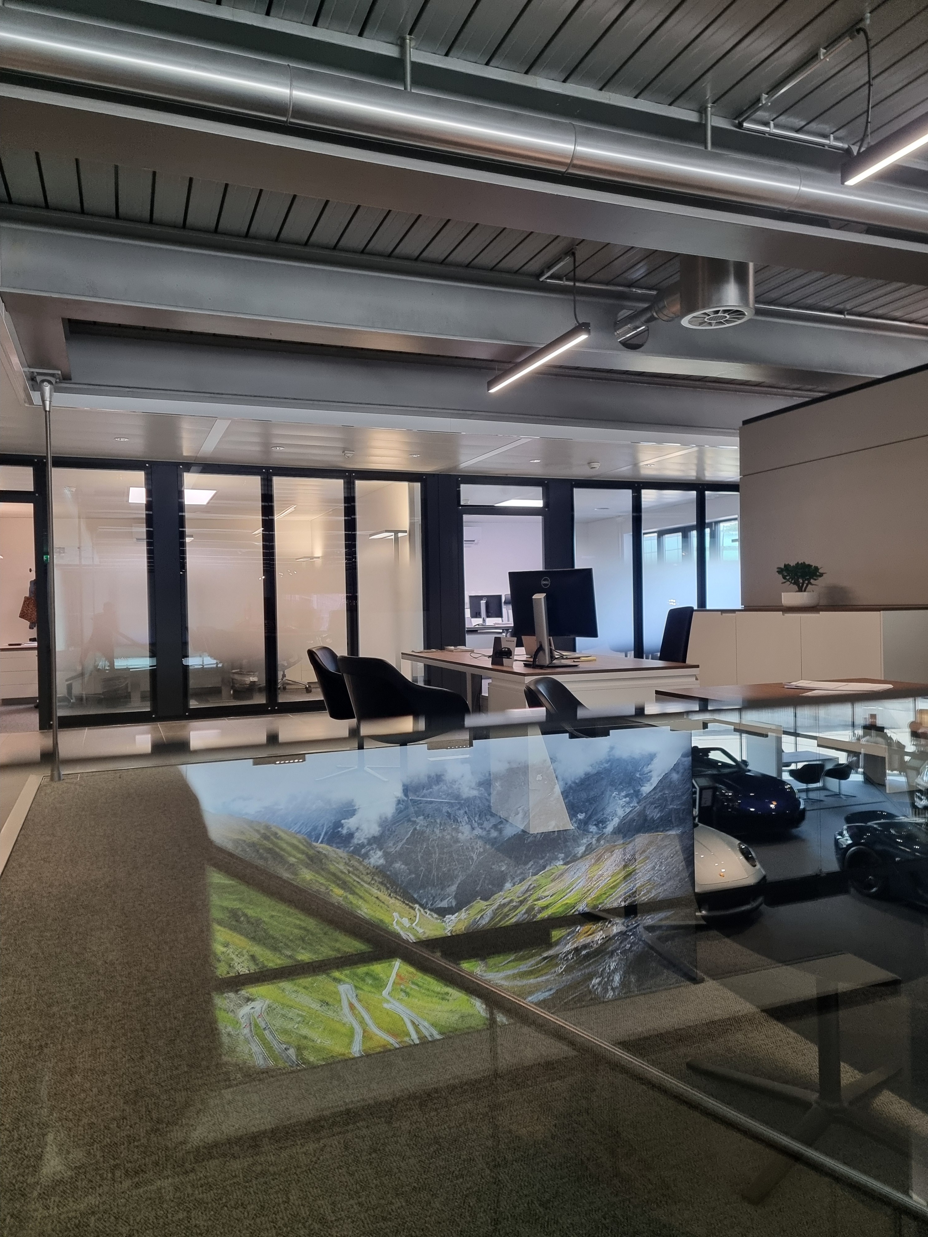 Aperçu Genève Réalisation publicitaire gravure vitrine adhésif flocage