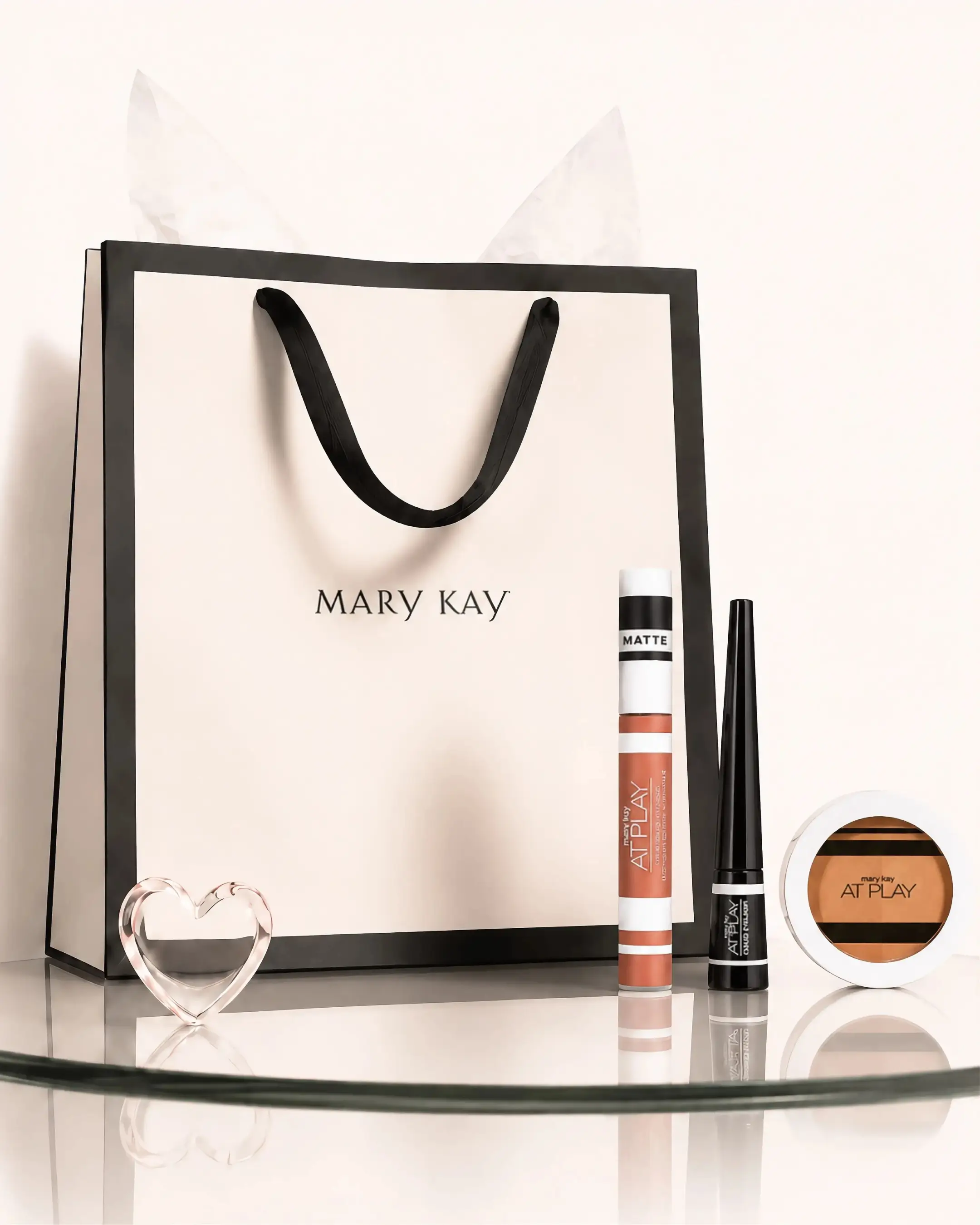 Presente Mary Kay At Play com produtos de maquiagem em composição minimalista para o Dia dos Namorados