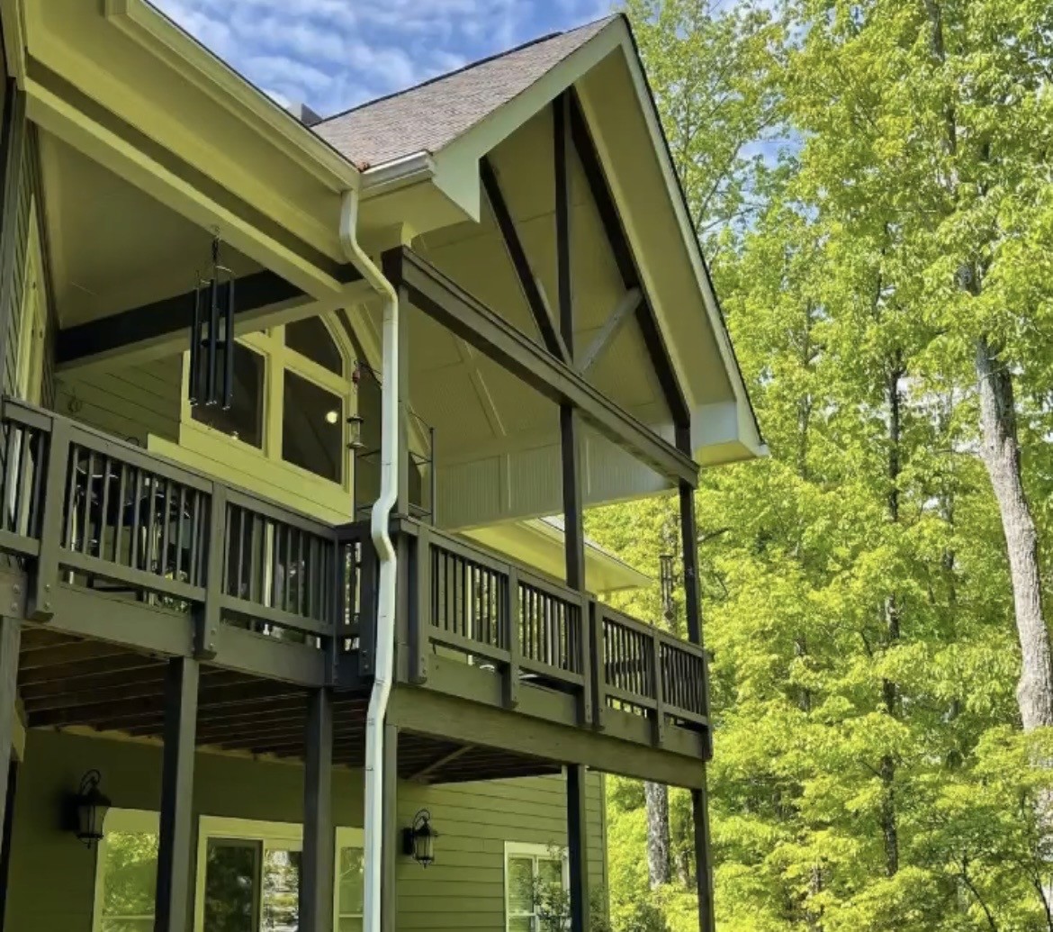 Peintre résidentiel à Longueuil réalisant des travaux de peinture extérieure