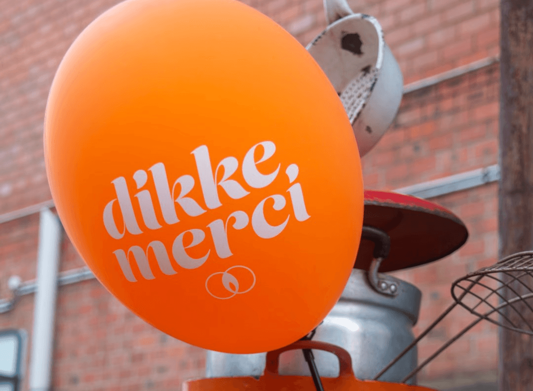 Oranje ballon met "Dikke merci" op