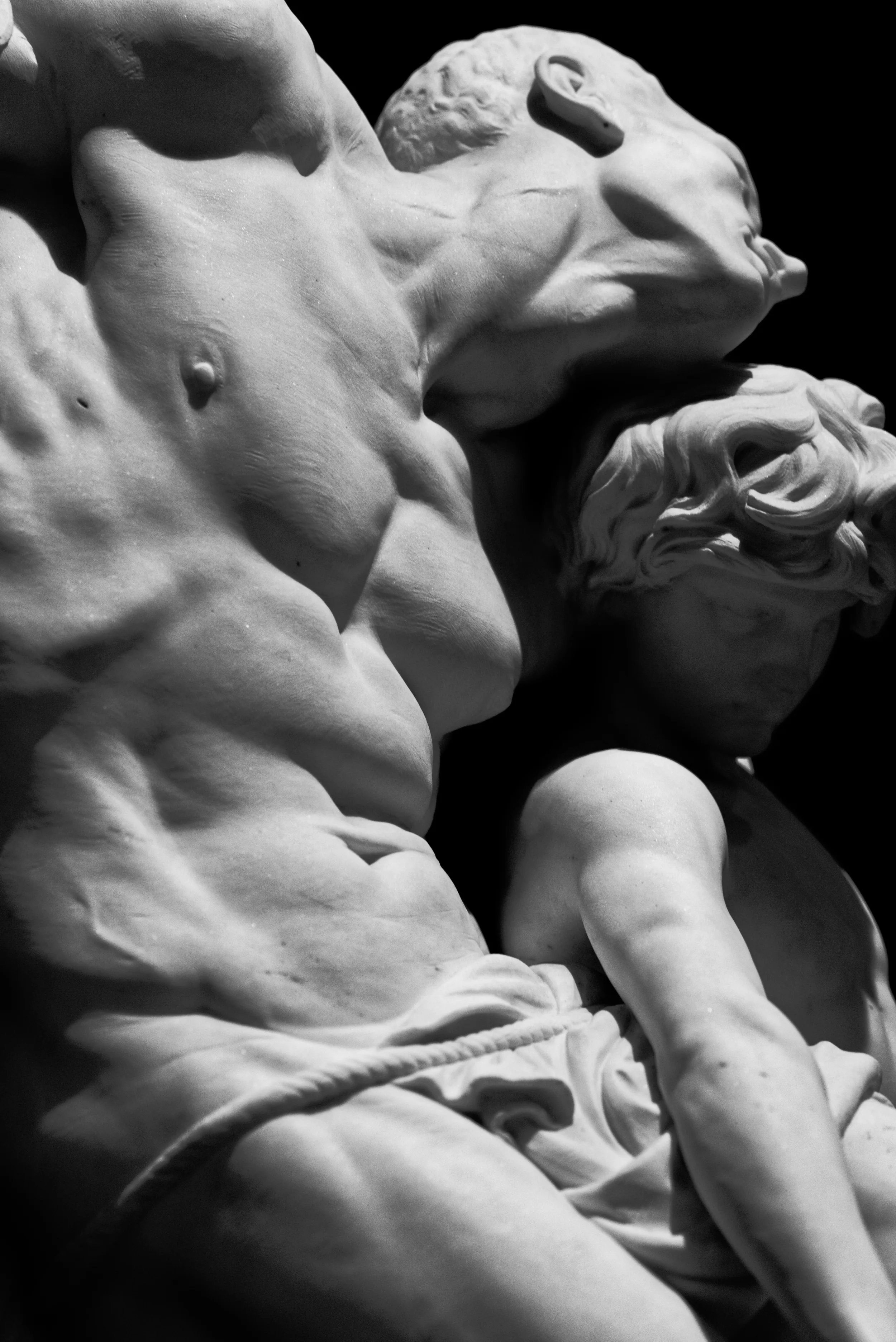 Photographie de sculpture à la pose expressive et à la composition en faisant une oeuvre d'art différente, en deux dimensions