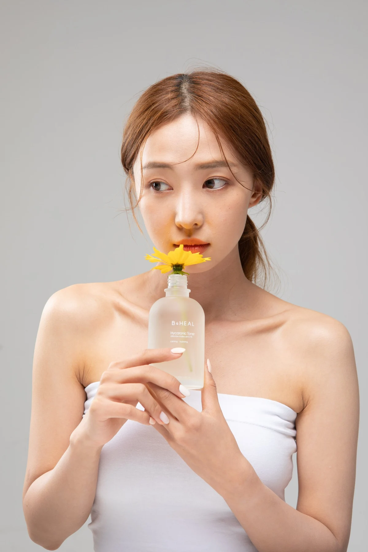 뷰티 제품과 모델을 함께 담은 인물 촬영