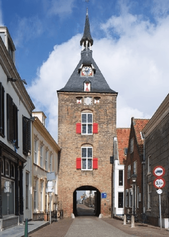 Monteur die dakgoot schoonmaakt met stofzuiger