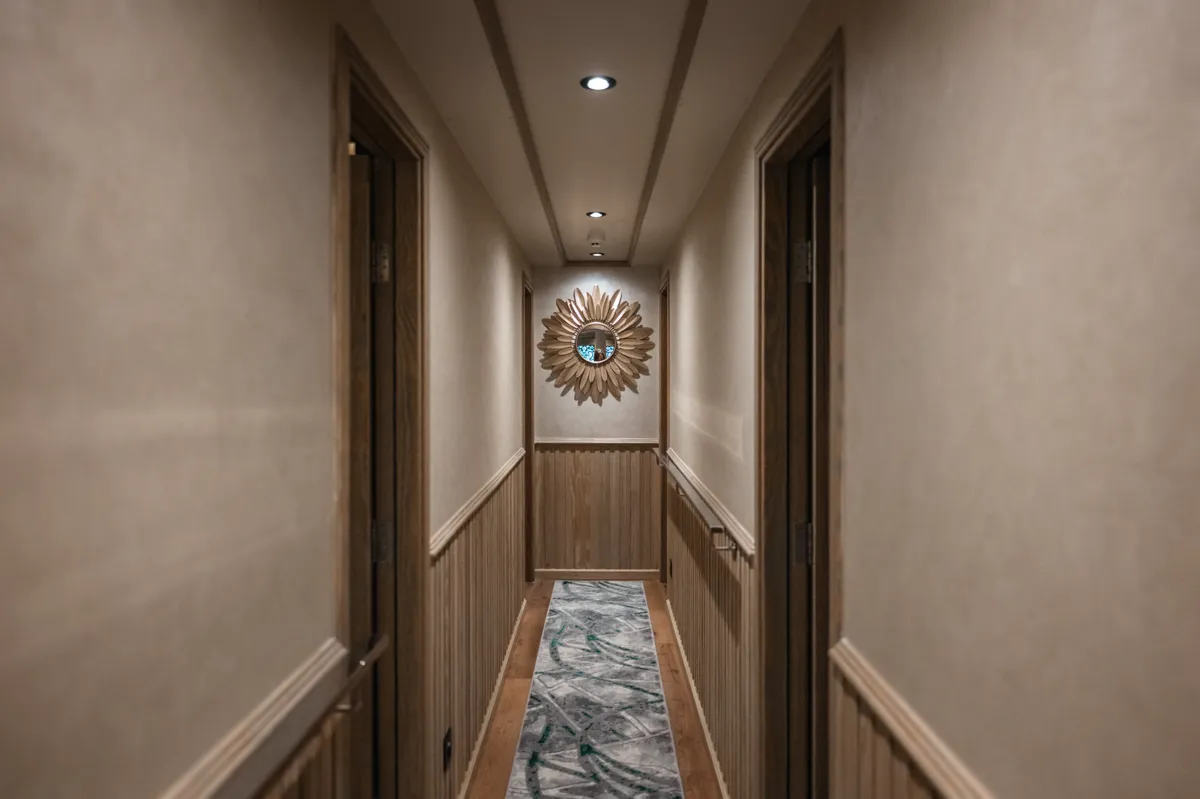 Коридор с декорация на Imperial