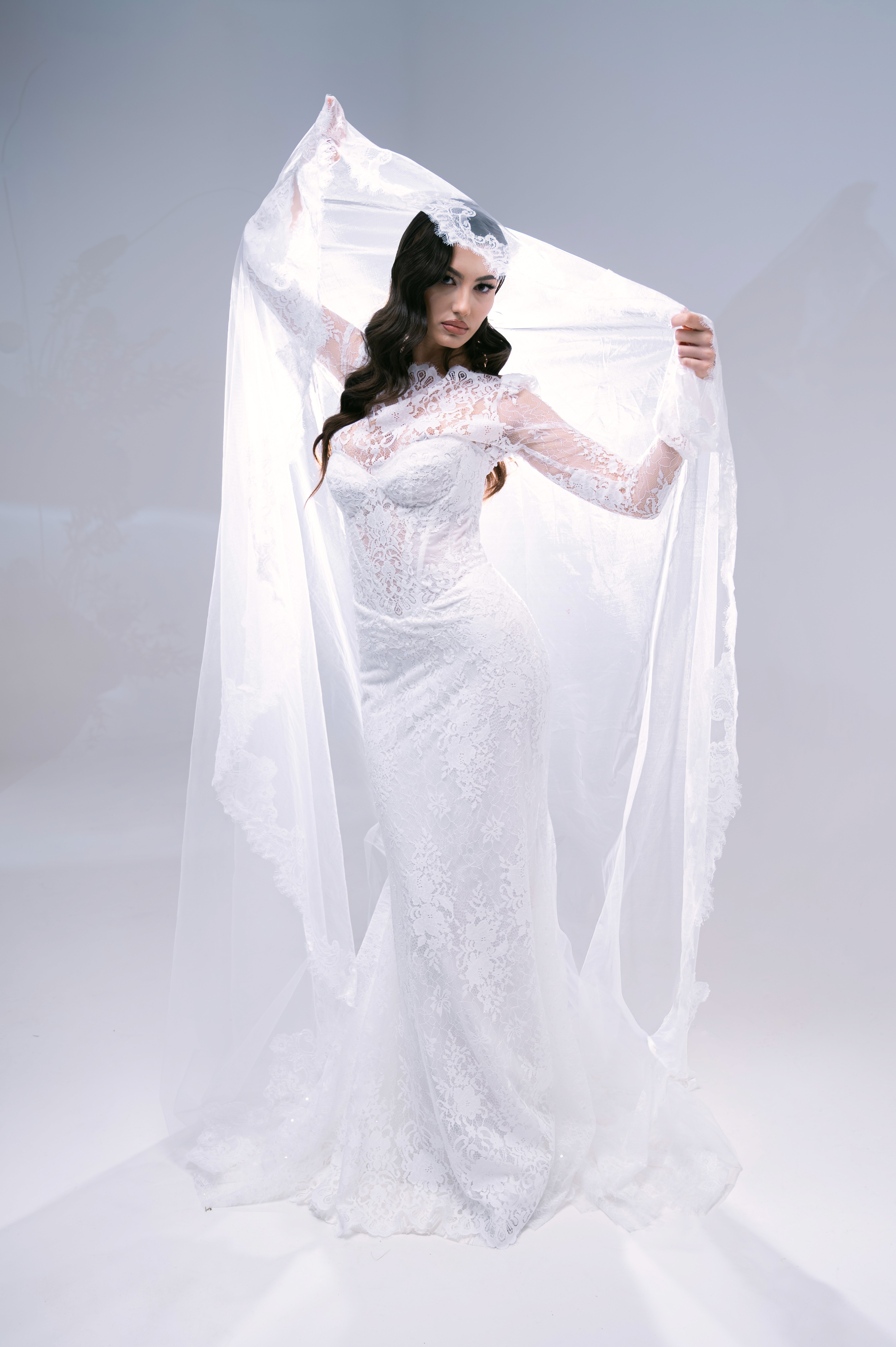 Mireasă fotografiată full body într-un decor luminos și minimalist, ședință foto de nuntă în București