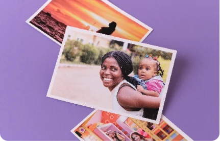 Pessoa segurando foto de mãe sorrindo com dois filhos, colada em mural cheio de lembranças afetivas