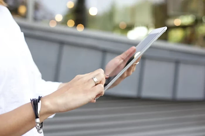 CRM pour agent commercial : fonctionnalités essentielles et bénéfices terrain