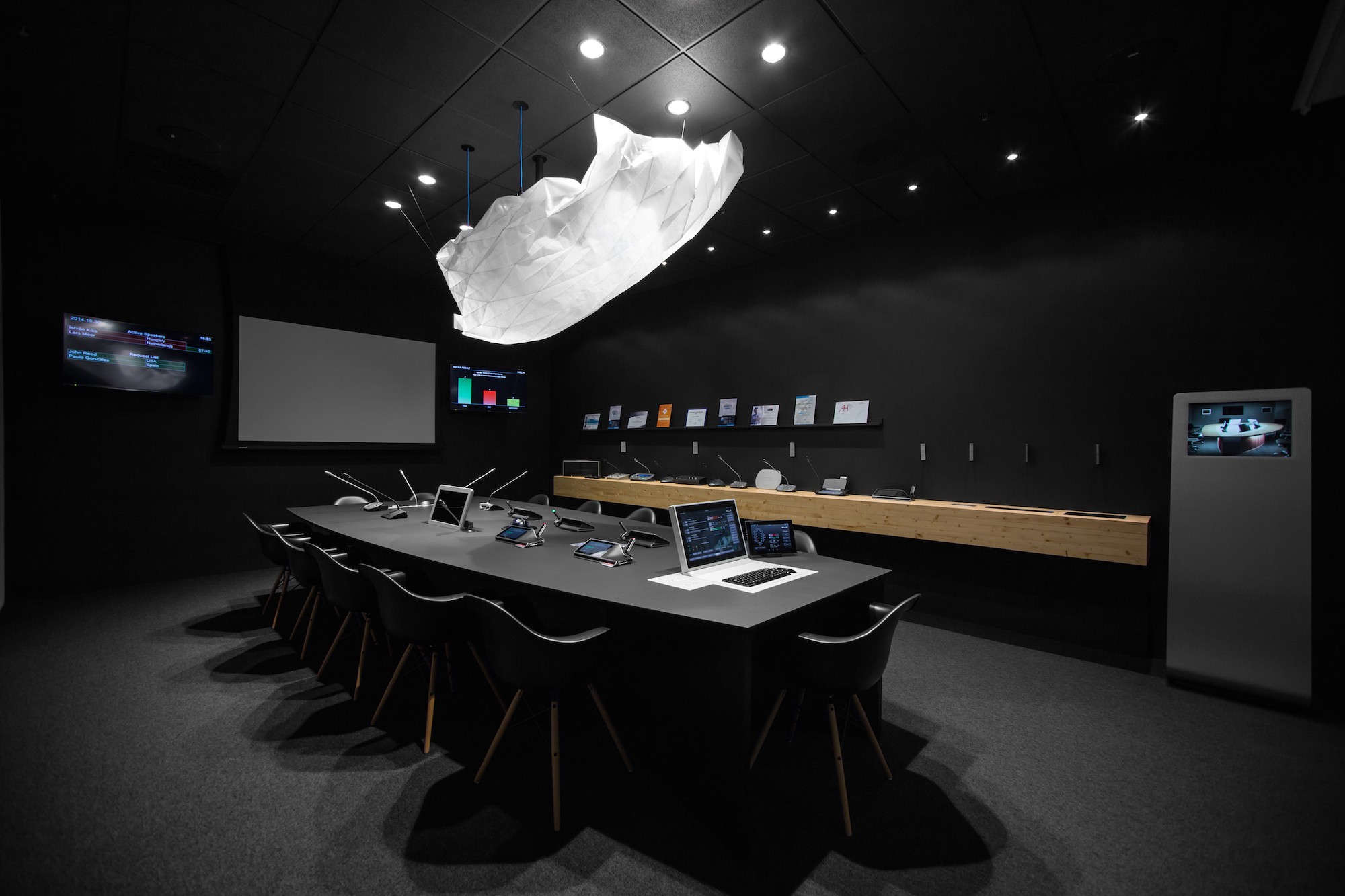 avio showroom_black side_kroki studio