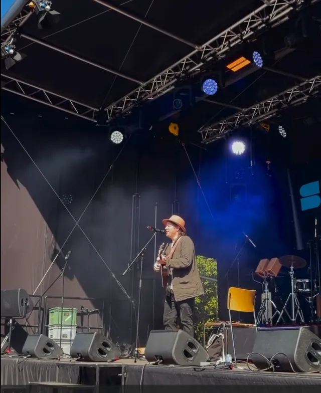 Troubadueli mit Hut und Gitarre auf der Bühne bei Siehbach Sounds 2026