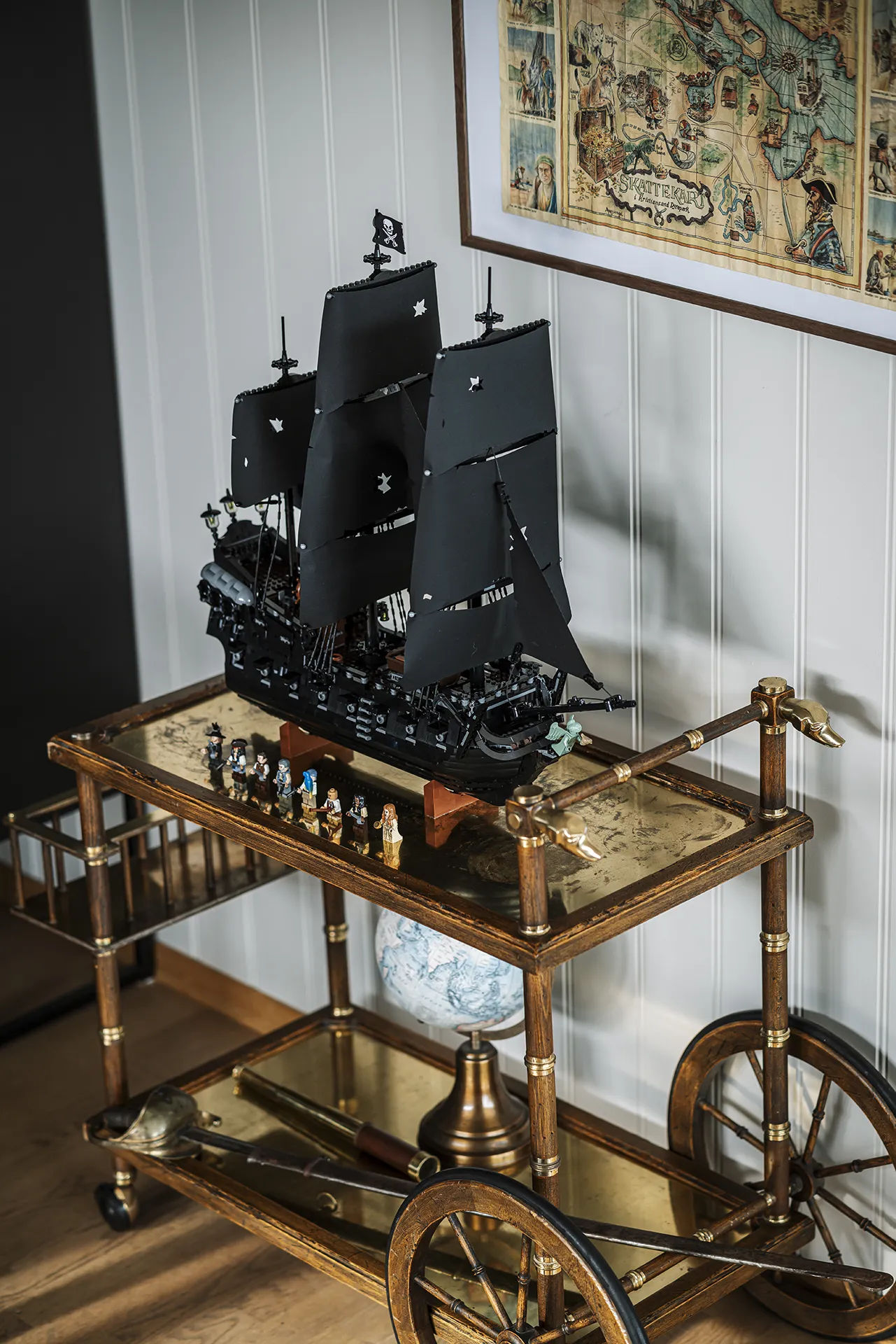 Nærbilde av LEGO® sjørøverskip plassert på en dekorativ tralle i "pirat" stil 