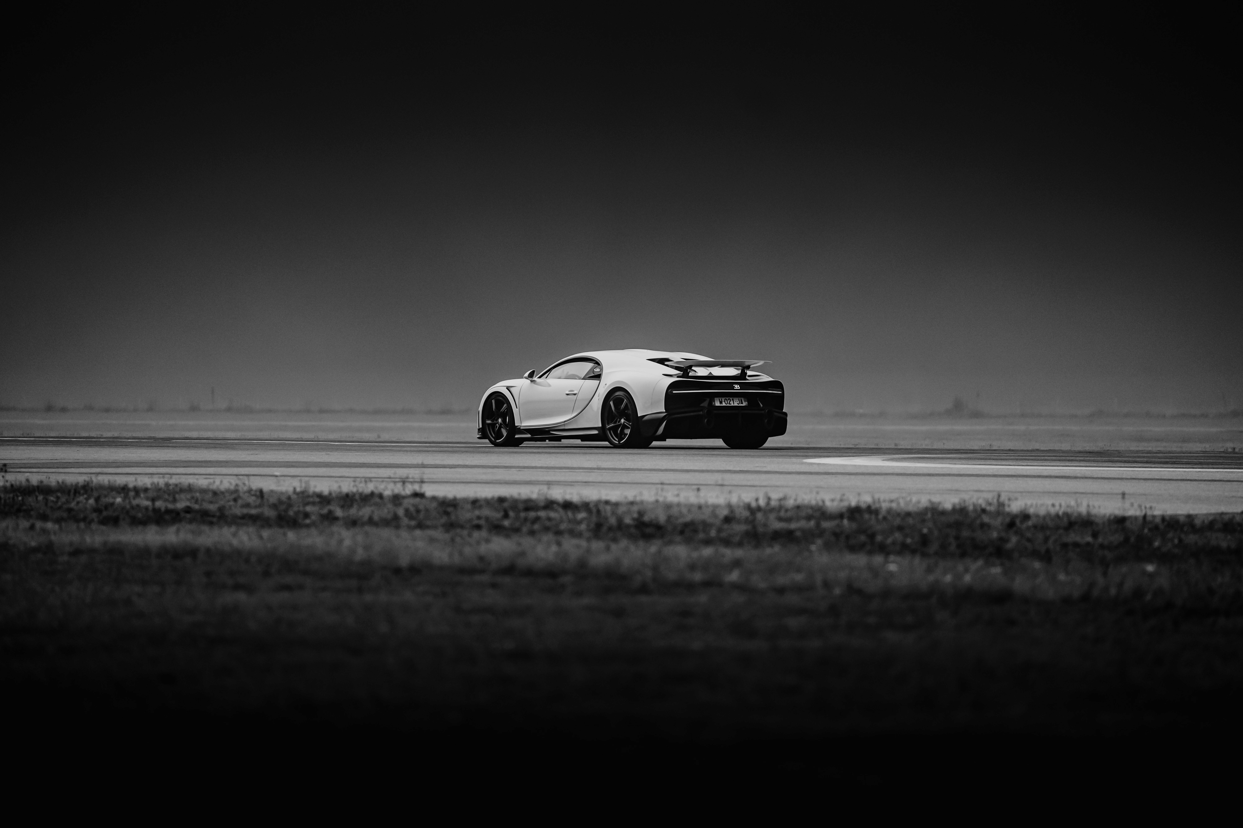 bugatti chiron su pista d'aereo con nebbia